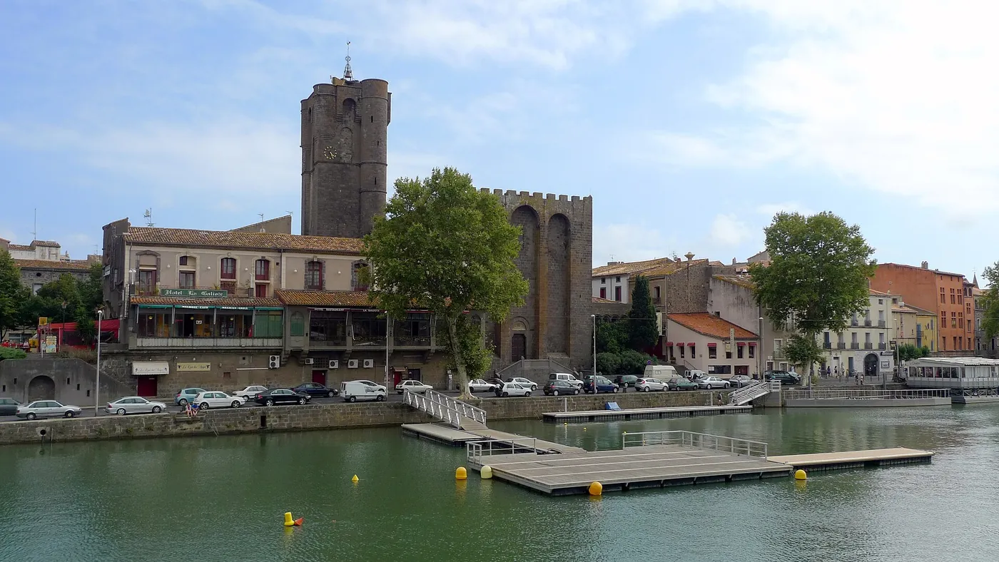 Agde : la cathédrale Saint-Étienne, en basalte, au bord de l'Hérault