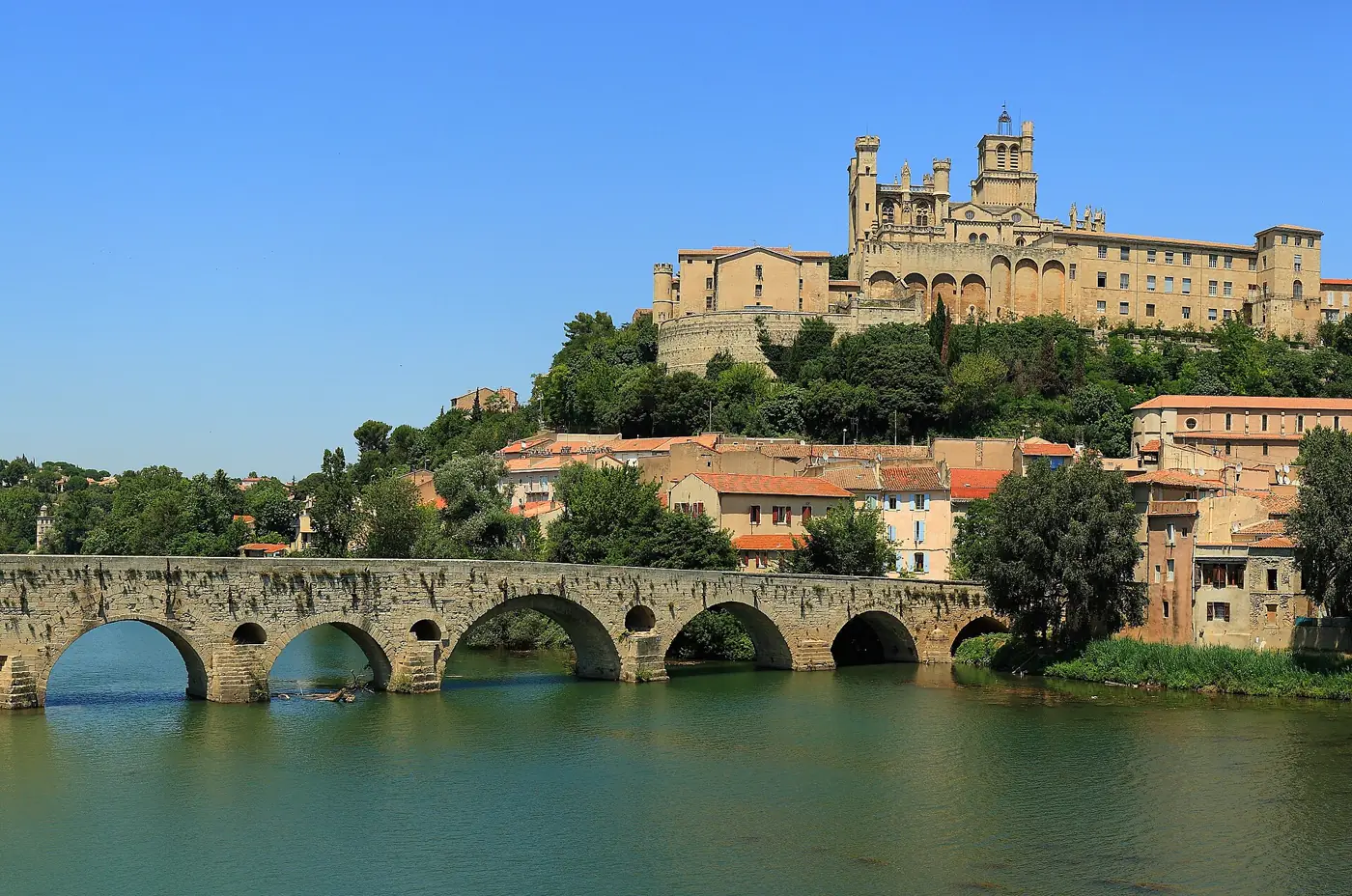 Béziers : la cathédrale Saint-Nazaire au-dessus du Pont-Vieux et de l'Orb