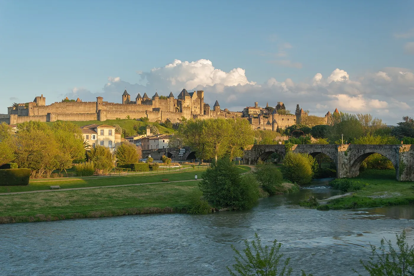 Carcassonne : la Cité médiévale au-dessus de l'Aude, et le Pont Vieux