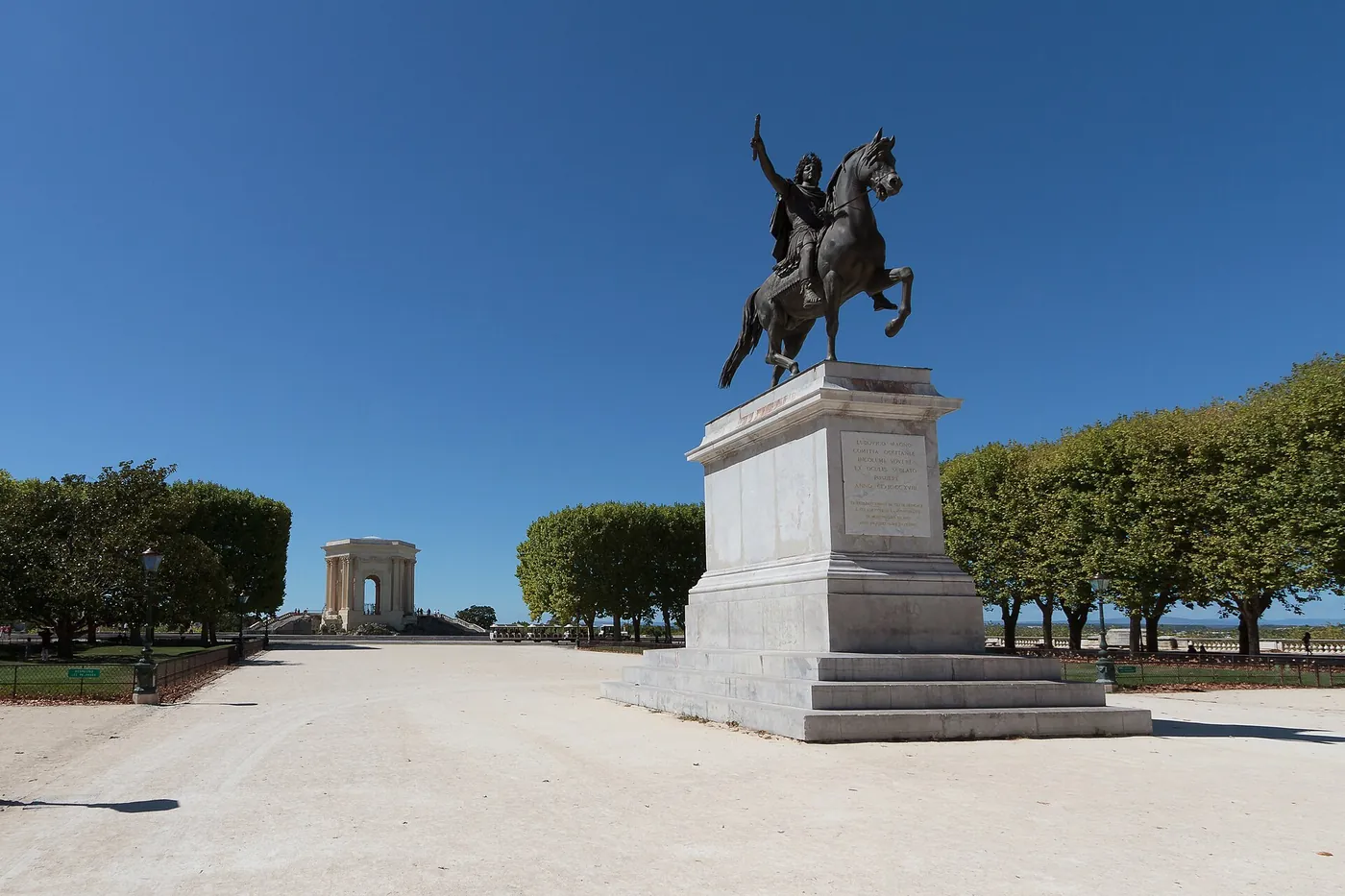 Montpellier : la promenade du Peyrou, sa statue équestre et le château d'eau