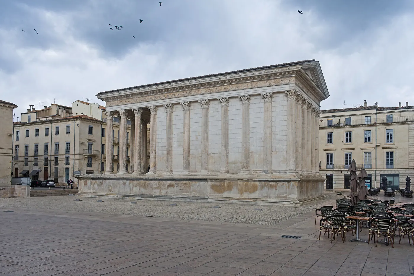 Nîmes : la Maison Carrée, temple romain du début du Ier siècle