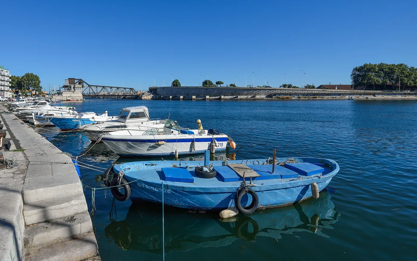 Sète : des barques amarrées le long d'un canal